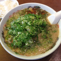 「ラーメン➕太麺➕大盛➕ネギ多め➕背脂多め➕ライス小（無料）」@来来亭 千葉花見川店の写真