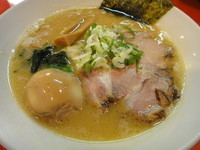 「【曜日限定】家系ラーメン＋味玉」@麺屋しのはら 三日月食堂の写真