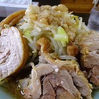 「ラーメン小豚（ヤサイニンニクあぶら）800円」@ラーメンかじろうの写真