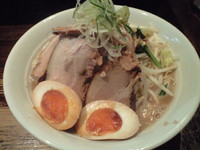 「太麺野菜ブタ増し（880円）」@ラーメン 岩佐の写真