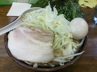 「豚骨醤油らあめん（並）　＋やさい（大）＋味玉：クーポン」@らあめん 寸八 総本店の写真