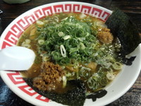 「じゃんジャン醤油らーめん750+九条ねぎ」@じゃげな 辰野店の写真