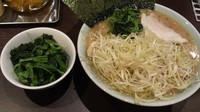 「ラーメン並　ほうれん草　ネギトッピング」@横浜家系らーめん いずみ家の写真