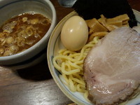 「燻玉つけ麺（８５０円）＋チャーシュー１枚（１００円）」@兎に角 松戸店の写真