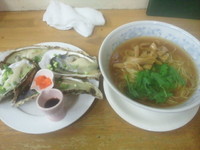 「かけ蕎麦　ｗｉｔｈ　活牡蠣(牡蠣4個)(1500円)」@MENYA 食い味の道有楽の写真