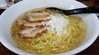 「あっさり岩塩ラーメン＝650円」@酒彩肴房 たまり場の写真