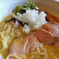 「伊勢海老のアメリケーヌソースをかけた人参と豆乳の冷製ラーメン」@はりけんラーメンの写真