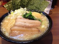 「一刀盛り豚骨醤油ラーメン（全部普通）」@横浜家系ラーメン 一刀家 赤坂本店の写真