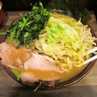 「キャベツともやしラーメン+ほうれん草　950円」@神田ラーメン わいず 神田本店の写真