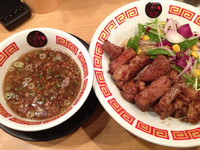 「トンテキつけ麺+鉄板餃子」@凪 Noodle BAR 歌舞伎町店の写真