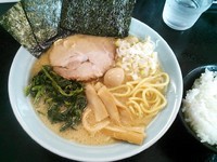 「ラーメン(固め) ￥700＋ライス ￥100」@横浜ラーメン あづま家の写真