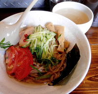「梅酢と塩鶏節の冷つけ麺（限定。950円）」@啜磨専科の写真
