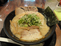 「とこ塩豚骨ラーメン（細麺）」@ラーメン 麦笑 関大駅前店の写真