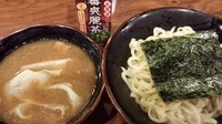 「煮干しつけ麺並　煮干し豚骨750円」@ど煮干らーめん 魚之助の写真