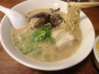 「とんこつらーめん、無料ごはん、無料の替え玉」@博多豚助の写真