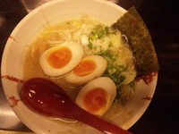 「博多ラーメン+味たまご+ねぎ（８５０｣円）」@つけめん 琥珀の写真