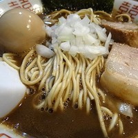 「毒濃中華ソバ（イカ）800円+半マッスル玉100円」@中華ソバ みなみの写真