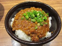 「荒井めし第９弾　本格チキンキーマカレー（１５０円）」@ラーメン燈郎の写真
