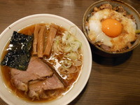 「鶏と煮干しの中華そば＋月見豚ごはん」@INOSHOWの写真