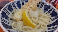「醤油うどん　ちく天　560円」@空飛ぶうどん やまぶき家の写真