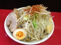 「ラーメン（中）700円＋小豚150円（ヤサイ・ニンニクW）」@びんびん豚の写真