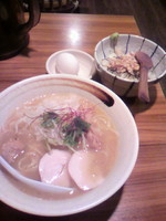 「濃厚鶏白湯そば ＆ささみユッケご飯」@濃厚鶏そば 麺屋武一 新橋本店の写真