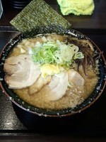 「背脂煮干ラーメン（並・メガ）＋ネギ＋しょうが」@煮干 丸めの写真