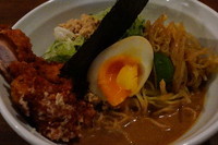 「旨辛胡麻冷やし麺（夏限定）＋プチ唐揚げ」@旨辛ラーメン 表裏の写真