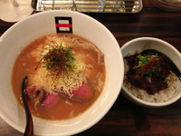 「チーズベジトマラーメン+牛すじご飯」@麺処 hachiの写真