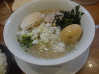 「味玉入り背脂中華そば」@麺屋 鶴若の写真