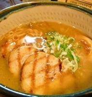 「魚だし豚骨醤油らーめん＋炙り叉焼2枚（700円＋100円）」@江刺家 五大の写真