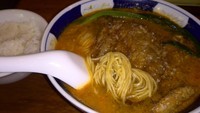 「排骨坦々麺（１０００円）サービスライス」@支那麺 はしご 銀座四丁目店の写真