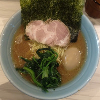 「ラーメン650円＋味玉100円（麺固め）」@横浜家系らーめん 武虎家 綱島店の写真