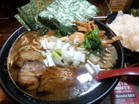 「煮干王ラーメン(950)＋ごはん(50)」@すごい煮干ラーメン凪 渋谷東口店の写真