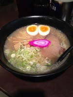 「伝説塩ラーメン + 味玉」@旭川ラーメン さいじょう 品達店の写真