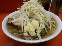 「小ラーメン650円（麺少なめ・ニンニク）」@ラーメン二郎 神田神保町店の写真