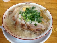 「豚骨らーめん（カタめ）＋チャーシュー、680円＋200円」@中華そば専門 めんやいただきの写真