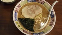 「醤油豚骨ラーメン【700円】」@麻布ラーメン 慶応三田店の写真