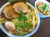 「【気まぐれメニュー】中華そば・醤油（大盛）￥７５０」@つけ麺 弥七の写真