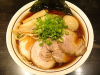 「特製中華そば(中盛)(950円)」@中華そば しながわの写真