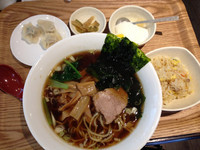 「日替り定食（ラーメン＋チャーハン＋餃子＋ザーサイ＋デザート）」@中華居酒屋 満園春の写真