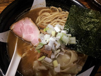 「煮干ラーメン大盛り」@すごい煮干ラーメン凪 新宿ゴールデン街店 本館の写真