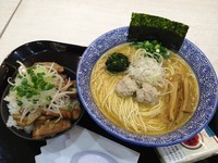 「濃厚魚介らーめん + ローストポークガーリック飯」@麺屋 一燈 ラゾーナ川崎店の写真