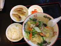 「サービス定食（タンメン＋餃子3個＋半ライス＋お新香）」@中国家常菜 一品香 押上店の写真