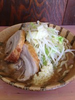 「ラーメン（野菜少なめ・ニンニクちょい増し）＊700円」@魔人豚の写真