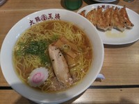 「≪期間限定≫煮干中華そば（大盛り）　＋元祖焼餃子：サービス券」@大阪王将 松本店の写真