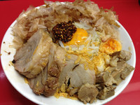 「まぜそば並+小豚+ヤサイ、アブラ、辛み」@びんびん豚の写真