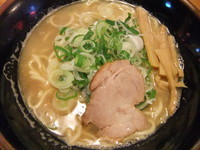 「とんこつ醤油（650円）」@BUZZ ROCK RAMENの写真