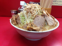 「特大豚増しラーメン＋ウズラ」@ラーメン二郎 大宮店の写真