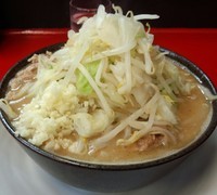 「半分(150g)麺柔野菜少ニンニク少」@豚男 -BUTAMEN-の写真